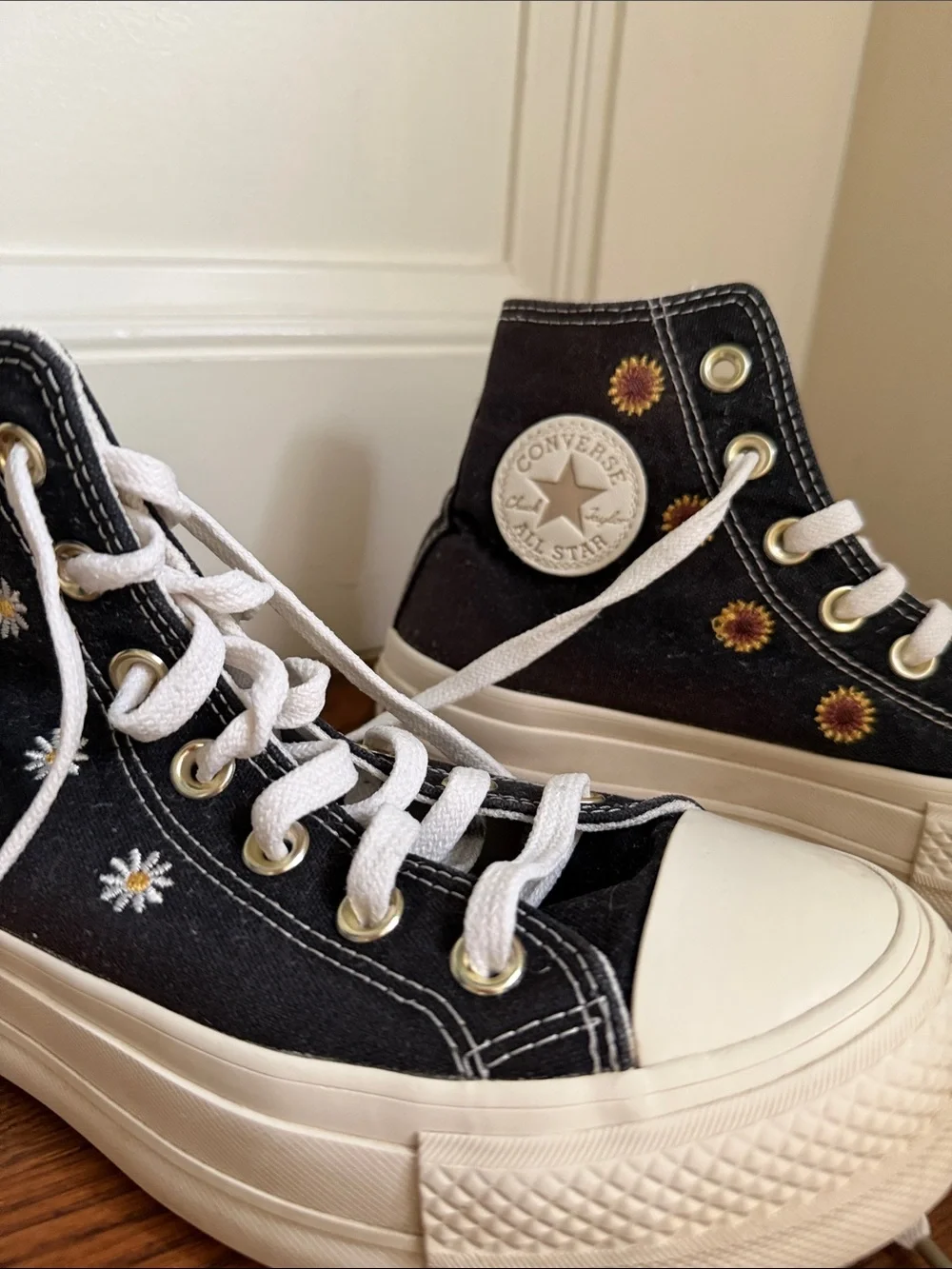 Converse Navy High-Top Kids Sneakers with White Soles and Daisy Details